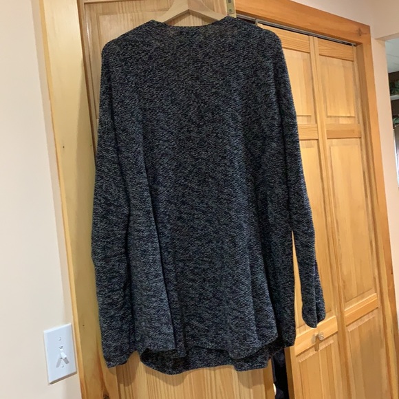 H&M Sweater Size Large - Picture 2 of 3